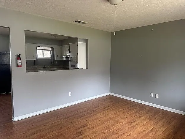 3 bed, 1000 sqft, $1,395 — Photo 2