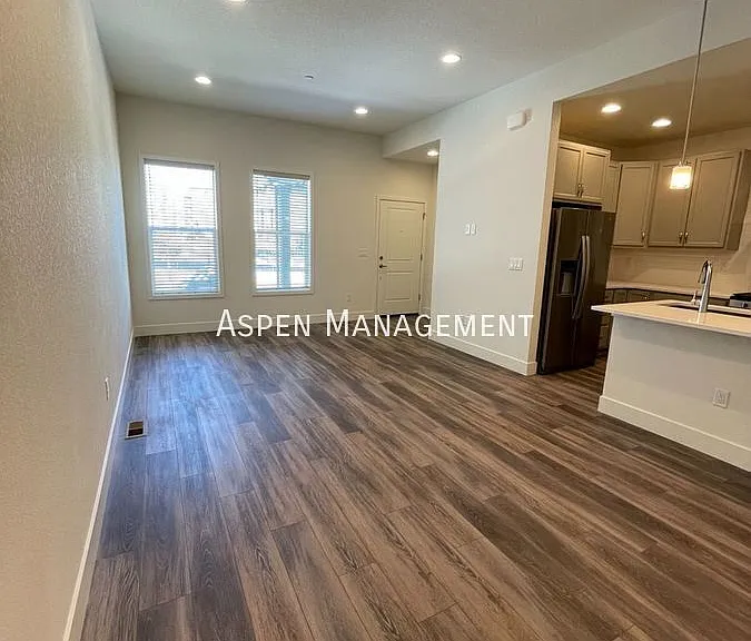 2215 Village Green Way — Photo 7