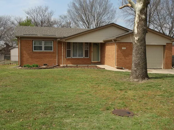715 N Edgewood Dr, Mulvane, KS 67110