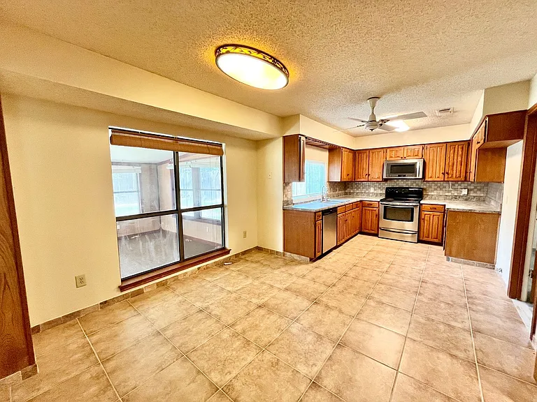 3904 Woodbury Ct — Photo 6