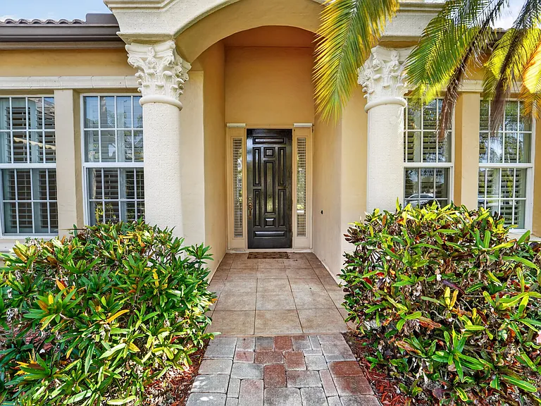 854 SW Saint Tropez Ct — Photo 5