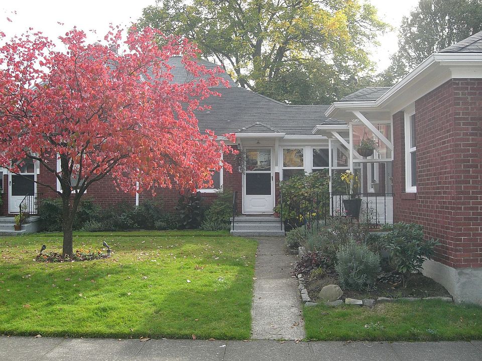 Charming Courtyard Condominium
