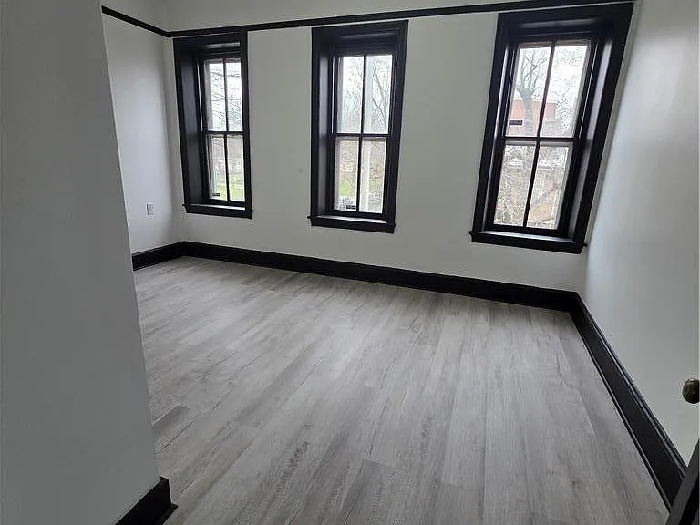 300 Pine St — Photo 17