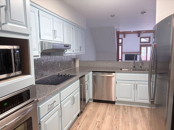 4th image of 323 Hogan Cir #R