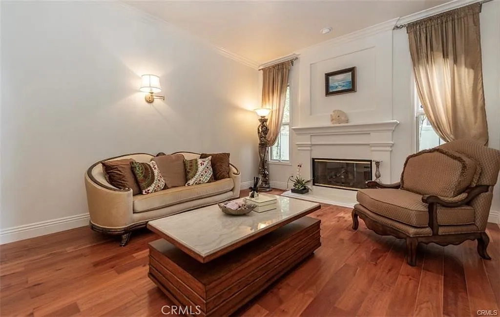 5 bed, 4.5 bath, 4000 sqft, $14,000 — Photo 2