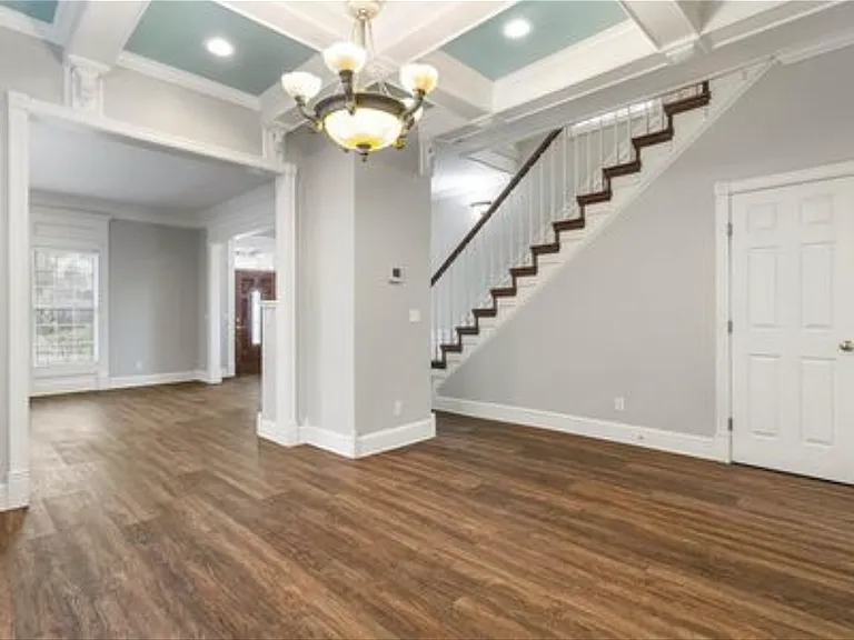 810 W Truman Rd — Photo 10