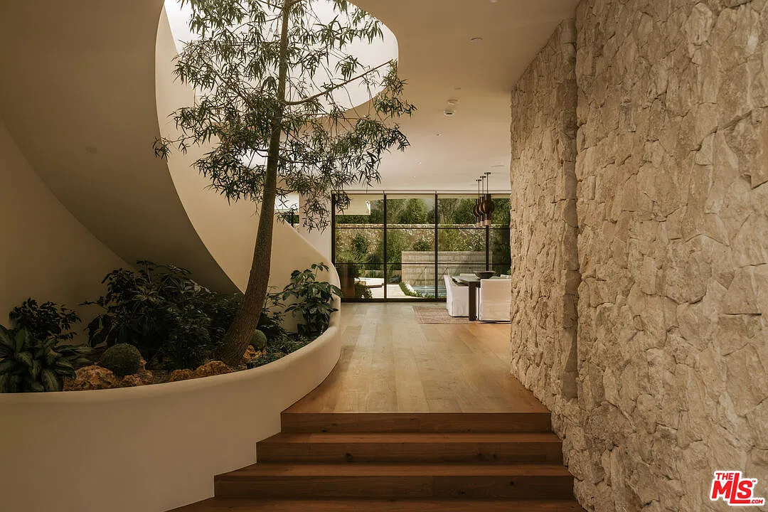 5 bed, 5.5 bath, 5892 sqft, $30,000 — Photo 4