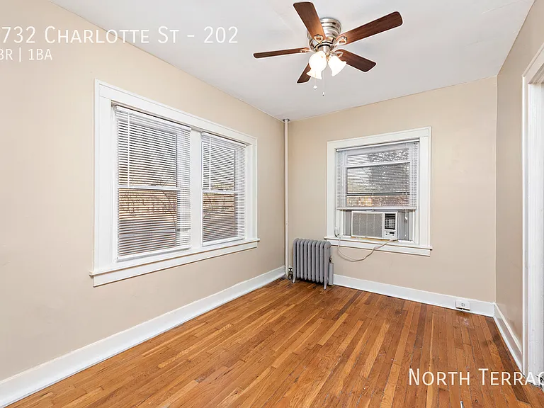 2732 Charlotte St — Photo 9