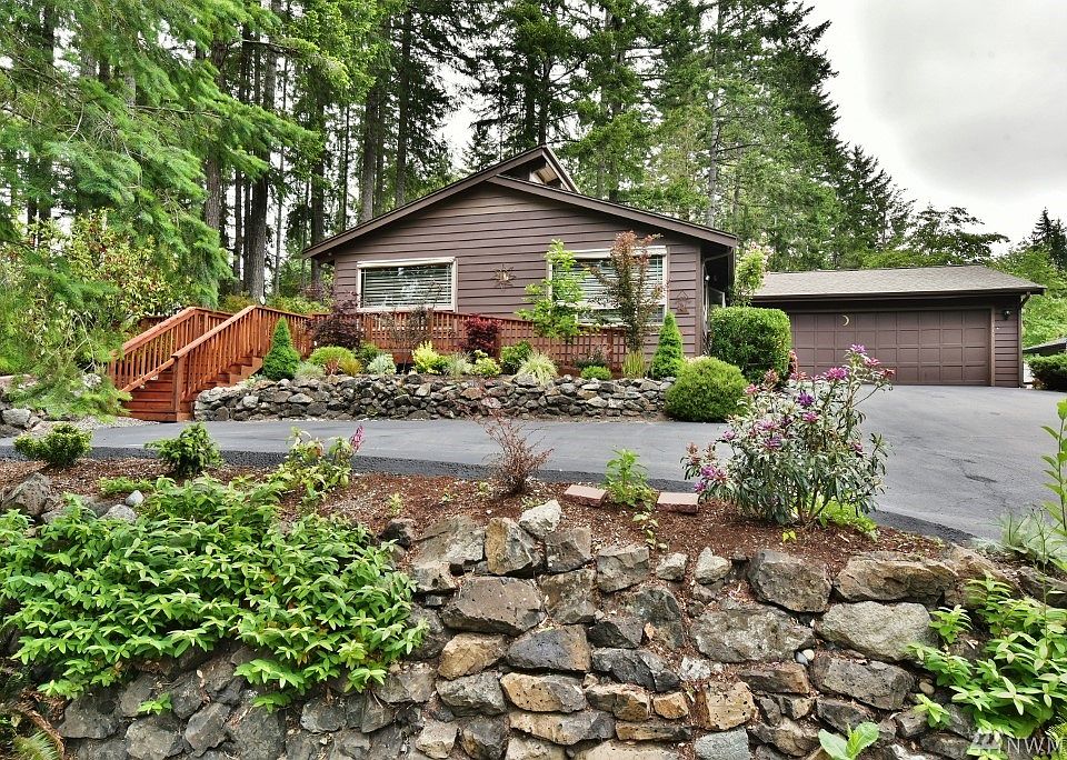 Beautiful 1-story home nestled on this large lot in desirable Lakeland Village 