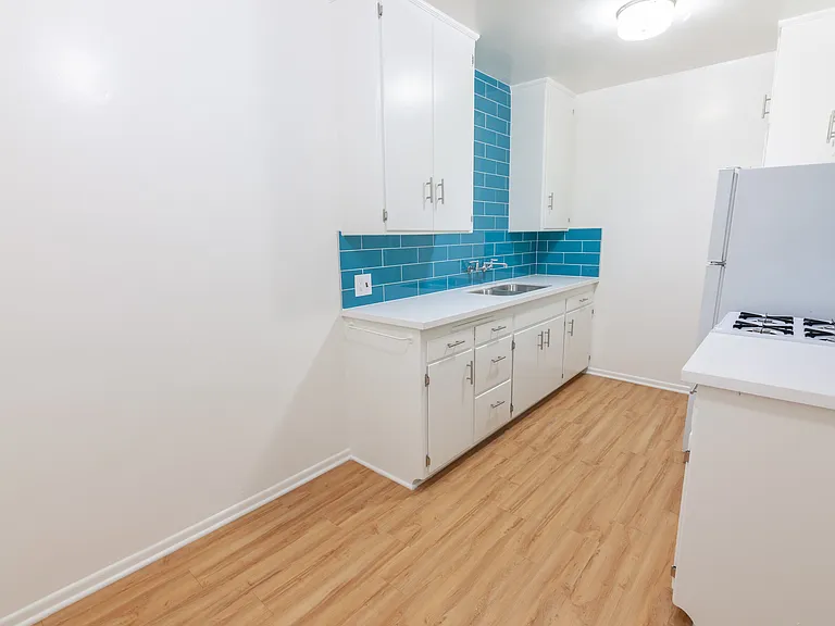 Gayley Manor Apartments — Photo 57