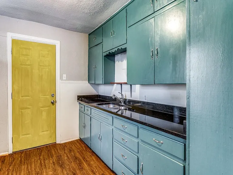 1136 Garland Ave — Photo 2