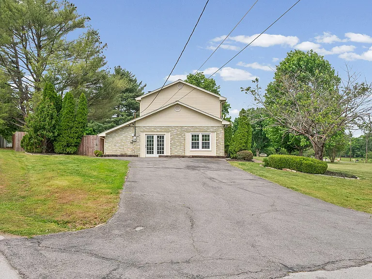 132 Windsor Dr — Photo 36