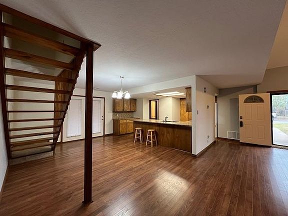 4th image of 3006 NE Stratford Cir