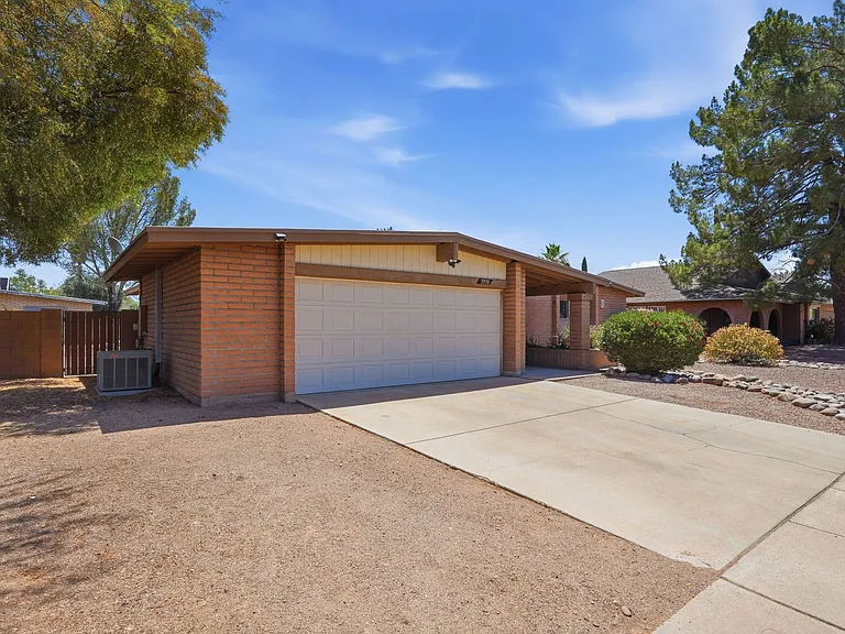 2920 N La Chiquita Ave — Photo 2