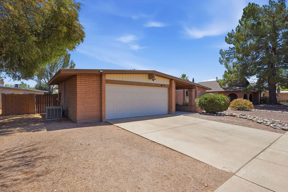 Building Photo - 2920 N La Chiquita Ave