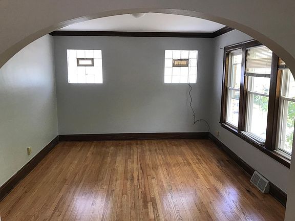 2nd image of 5501 W Balmoral Ave #2