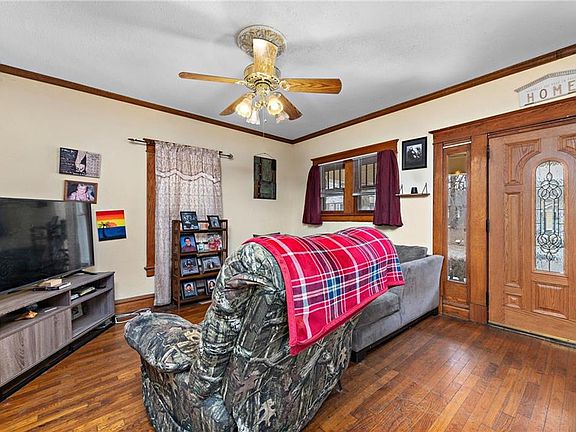 5th image of 418 N Grand Ave