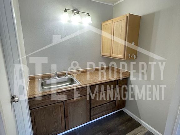5th image of 208 S Old County Road 322 #/1