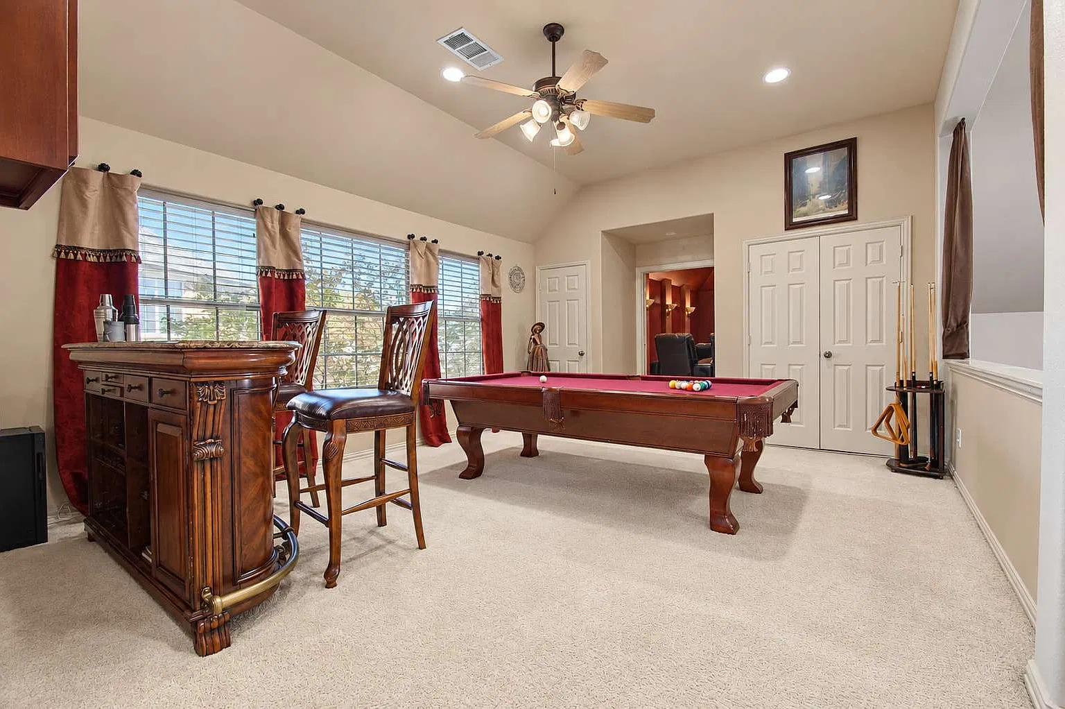 5 bed, 3.5 bath, 4386 sqft, $8,950 — Photo 3