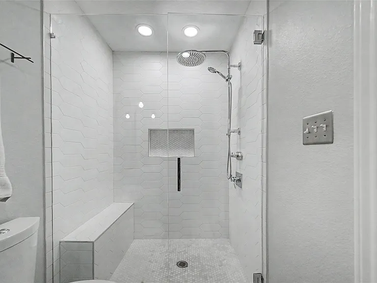 1104 Buckner St — Photo 25