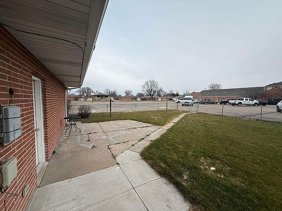 3rd image of 121 S SHERMAN AVE