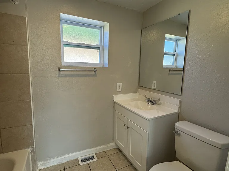 4262 Greenwood Ave — Photo 6