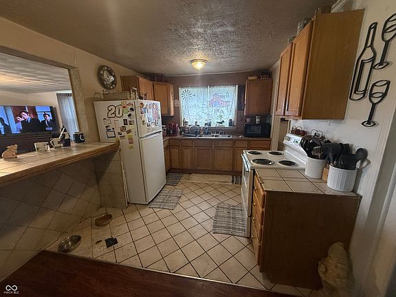 5th image of 17 W Oak St