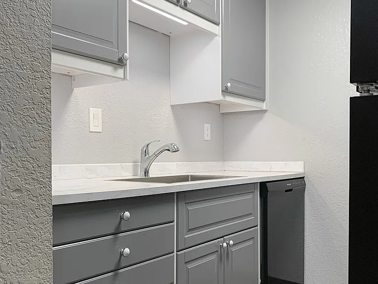 Hilltop Court Apartments — Photo 2