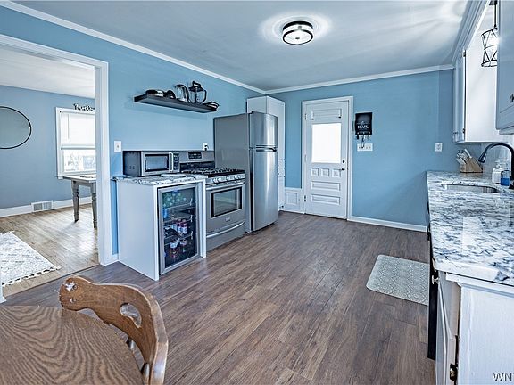 3rd image of 99 Royal Pkwy E