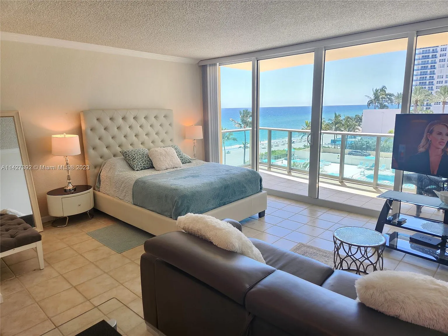Wave Condo — Photo 1