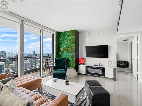 5th image of 92 SW 3rd St APT 4702