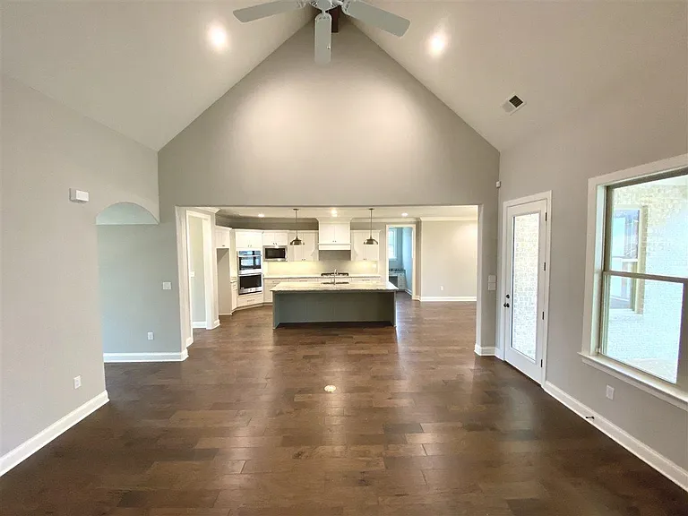 327 Belfair Cv — Photo 8