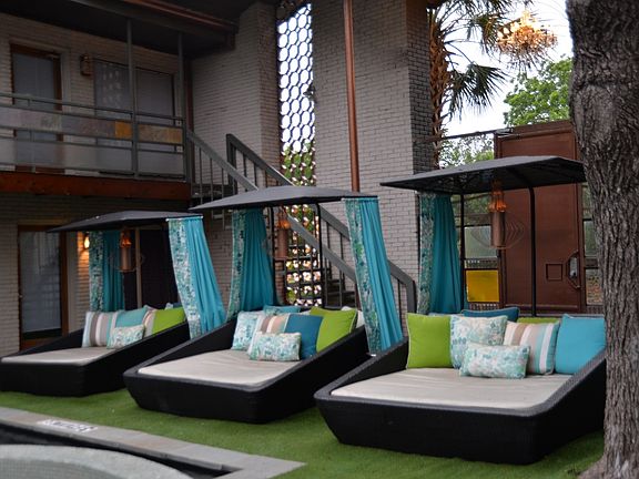 5808 Gaston - VILLA COURTYARD DAYBEDS