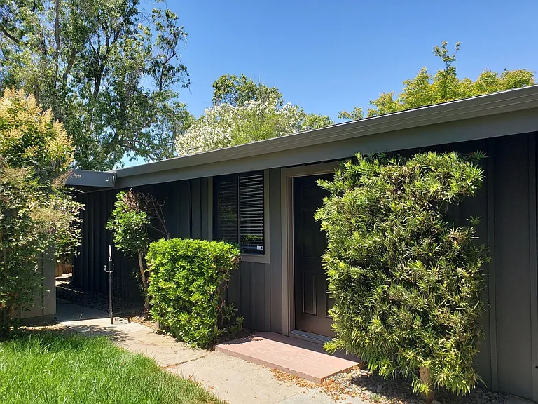 10400 Johnson Ave — Photo 1