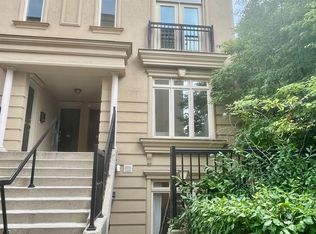 60 Carr St #1, Toronto, ON M5T 1B7