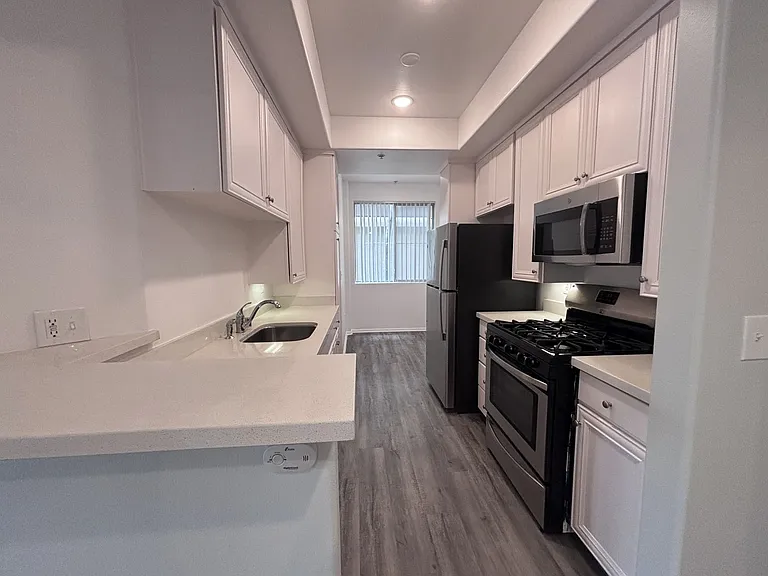 7044 Lanewood Ave — Photo 56