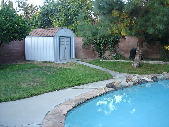 3rd image of 7452 Cozycroft Ave