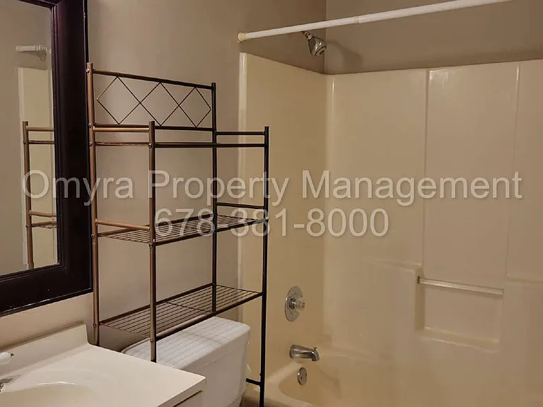 1060 Hillsborough Chase NW — Photo 14