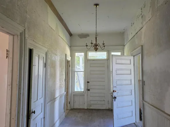 101 S Elm St, Louisburg, NC 27549