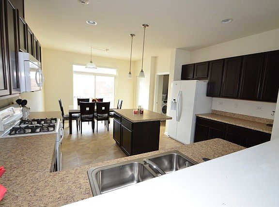 5th image of 2610 Dunraven Ave