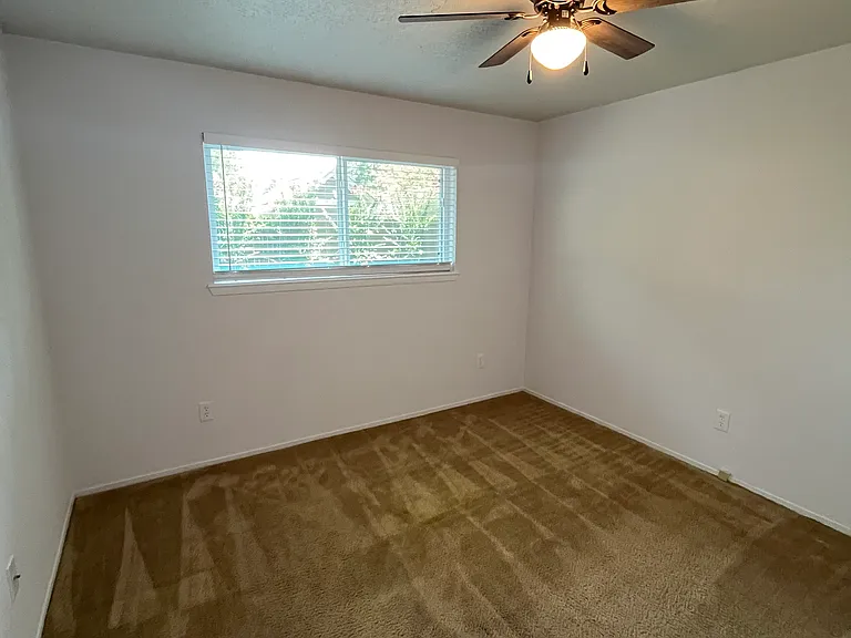 1712 Lindy Ln — Photo 12