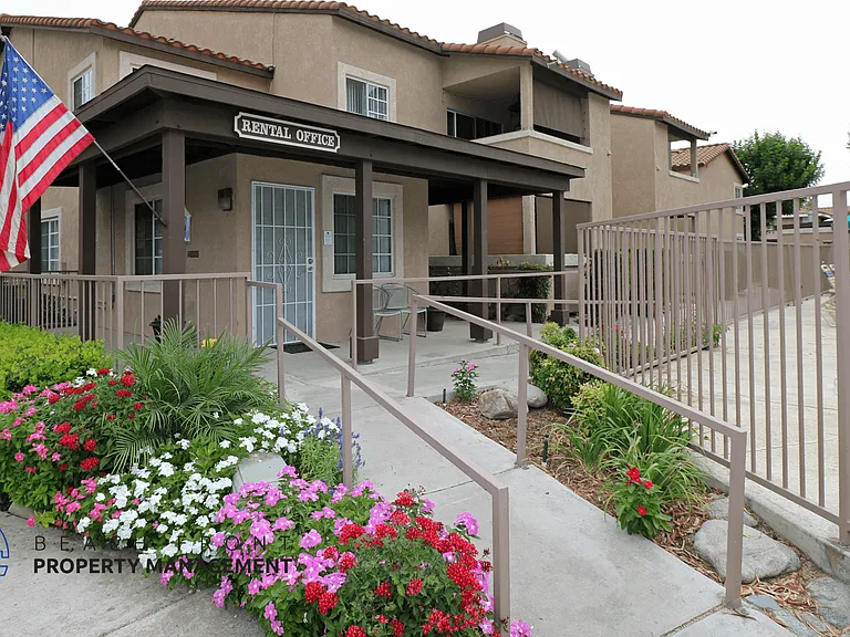 619 E. Riverside Dr. — Photo 23