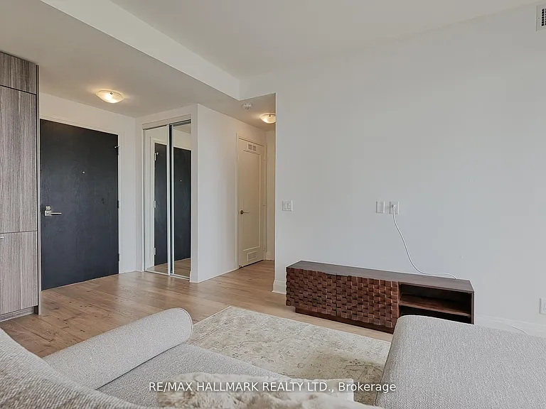 151 Avenue Rd #601 — Photo 8