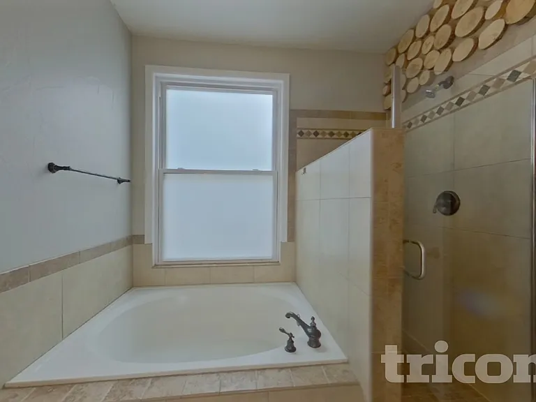 16240 Quarry Hill Dr — Photo 10