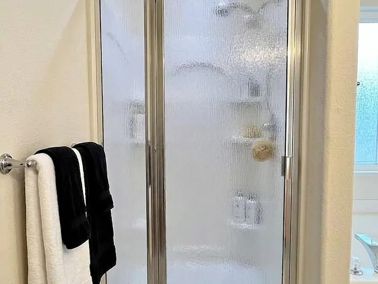 AI decorated shower. The garden bathtub is on the other side of the wall to the right.
NOTE: House is unfurnished.