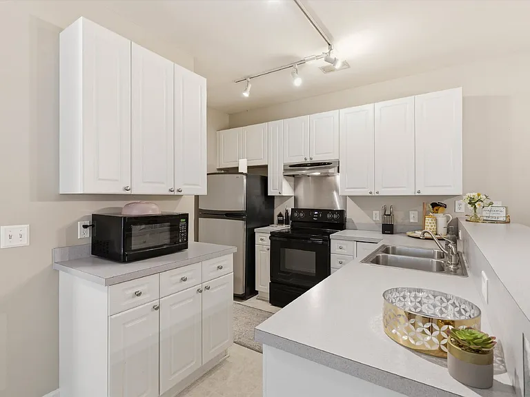 407 S Elgin Ct — Photo 8
