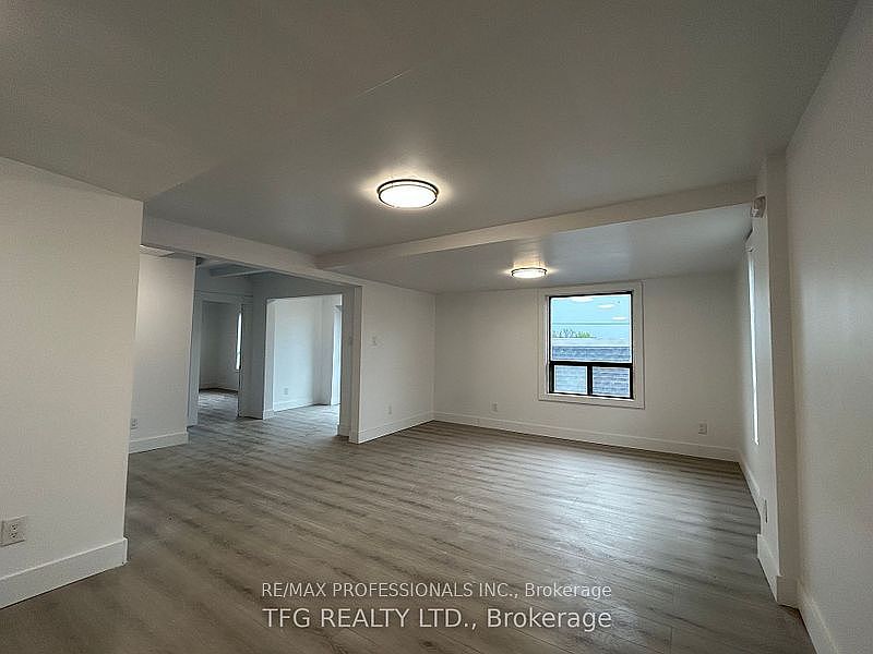 2nd image of 306 King St W