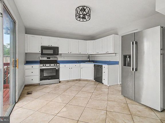 4th image of 666 Yorkshire Dr