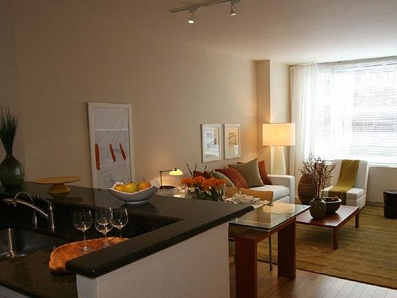 3rd image of 320 W 38th St APT 436