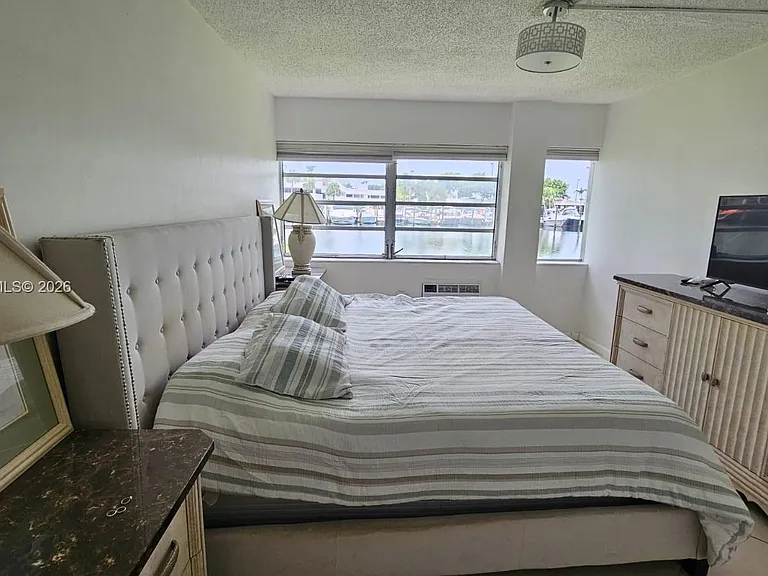 220 Kings Point Dr #105 — Photo 12